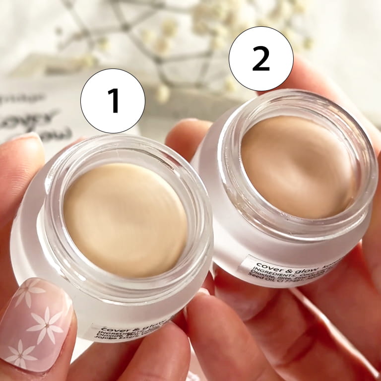 Porównanie dwóch odcieni naturalnego kremowego korektora cover & glow: pierwszego, jaśniejszego z żółtym podtonem oraz drugiego - ciemniejszego, z różowym podtonem