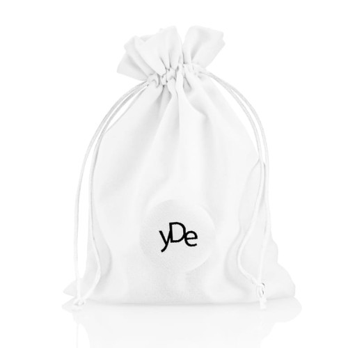 Opakowanie do perfum yDe. Elegancki biały bawełniany woreczek z żakardowym logo yDe.