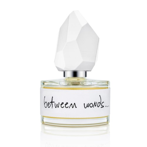Naturalne niszowe perfumy yDe Between words 50ml w szklanej butelce z rzeźbionym korkiem