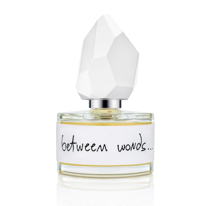 Naturalne niszowe perfumy yDe Between words 50ml w szklanej butelce z rzeźbionym korkiem