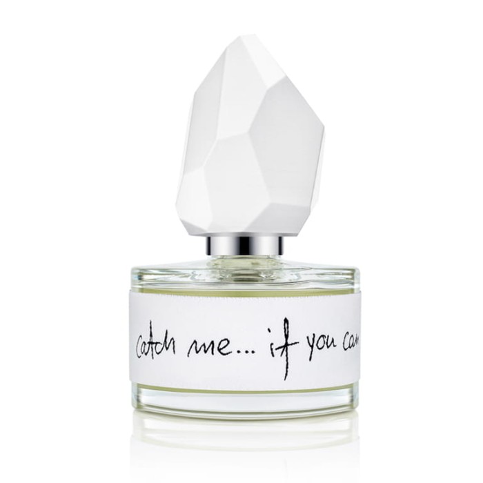 Naturalne niszowe perfumy yDe Catch Me... If You Can w szklanej butelce 50ml oklejonej żakardową tkaniną w kolorze białym i rzeźbionym białym korkiem.