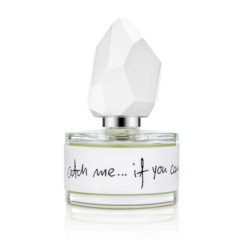 Naturalne niszowe perfumy yDe Catch Me... If You Can w szklanej butelce 50ml oklejonej żakardową tkaniną w kolorze białym i rzeźbionym białym korkiem.