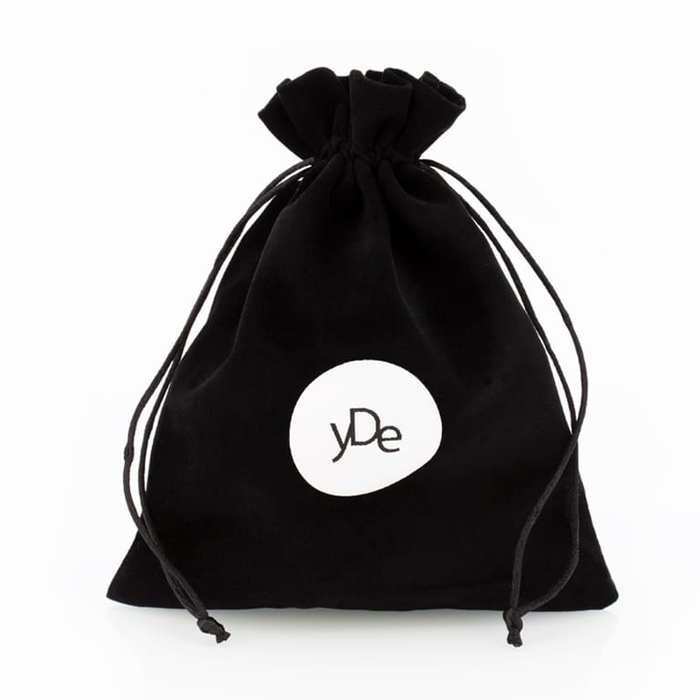 Opakowanie do perfum yDe. Elegancki bawełniany woreczek z żakardowym logo yDe.