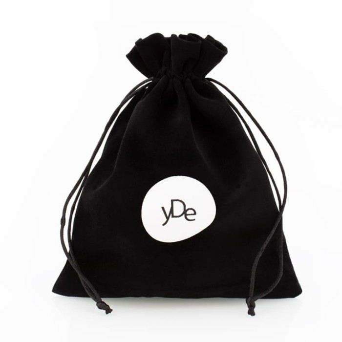 Opakowanie do perfum yDe. Elegancki bawełniany woreczek z żakardowym logo yDe.