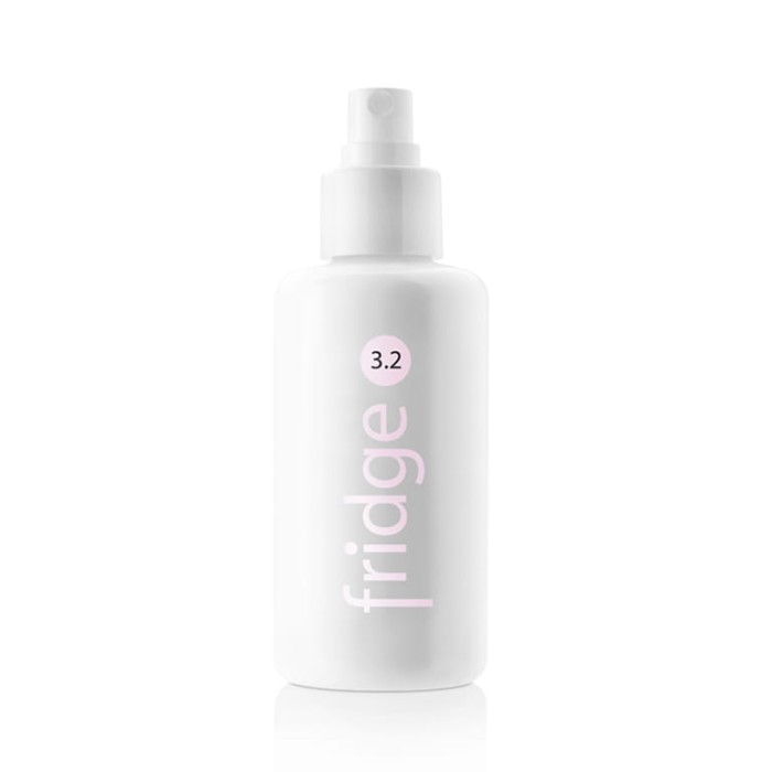 Tonik do twarzy z olejkiem różanym fridge 3.2 rose water tonic 100g w białej szklanej buteleczce