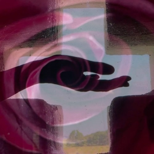 Nastrojowa ilustracja do perfum Hunted Rose. Dłoń na tle okna w kształcie krzyża, łapiąca spadającą kulkę.