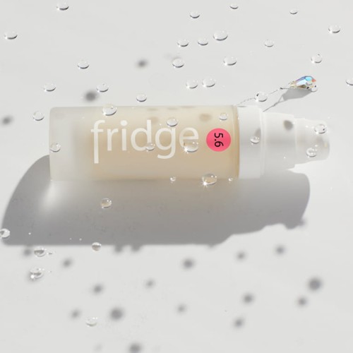 Świeży krem anti-aging z opuncją figową 5.6 face the future 30ml w szklanym pojemniku leży na jasnym tle pokryty kroplami rosy.